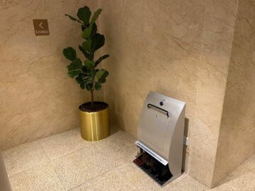 Singapore Airlines First Class Lounge Terminal 2 Shoe Shine