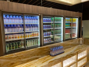 Singapore Airlines First Class Lounge Terminal 2 Softgetraenke Bier
