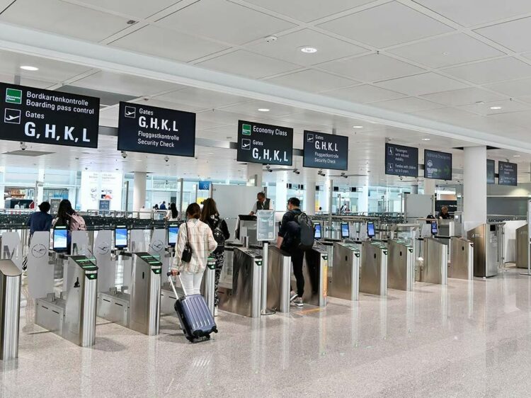 Flughafen Muenchen Terminal 2 Sicherheitskontrolle Copyright
