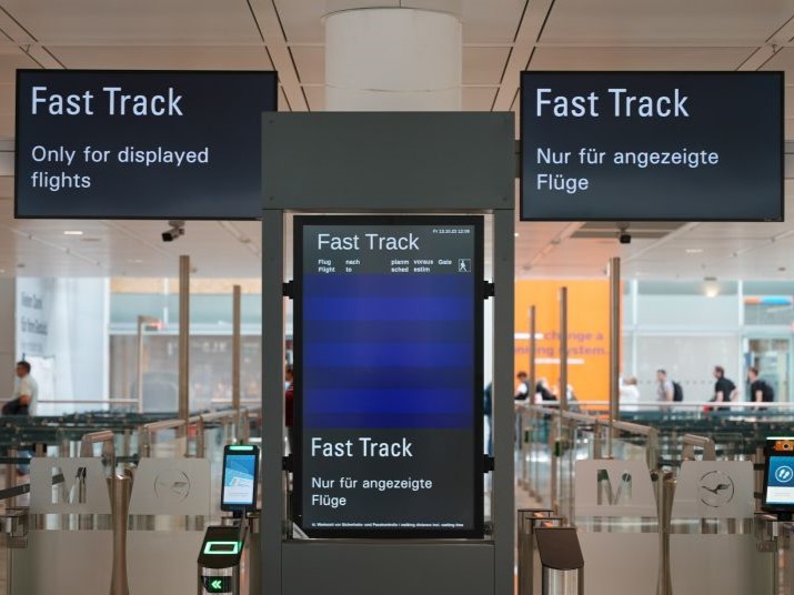 Flughafen Muenchen Terminal 2 Sicherheitskontrolle Fast Track Copyright