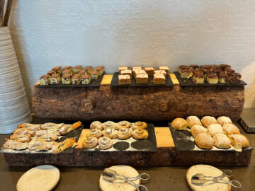 Kempinski Berchtesgaden Fruehstueck Kuchen 1