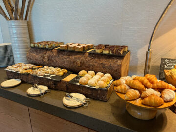 Kempinski Berchtesgaden Fruehstueck Kuchen 2