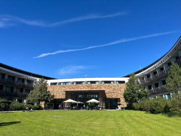 Kempinski Berchtesgaden Lobby Lounge Kaminbar Außen