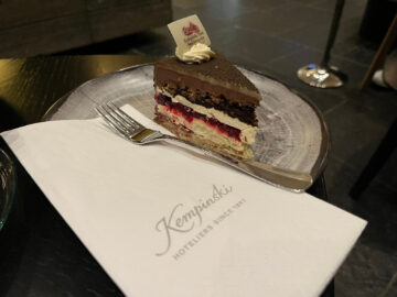 Kempinski Berchtesgaden Lobby Lounge Kaminbar Kuchen