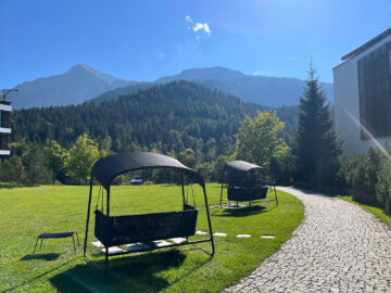 Kempinski Berchtesgaden Lobby Lounge Kaminbar Schaukel
