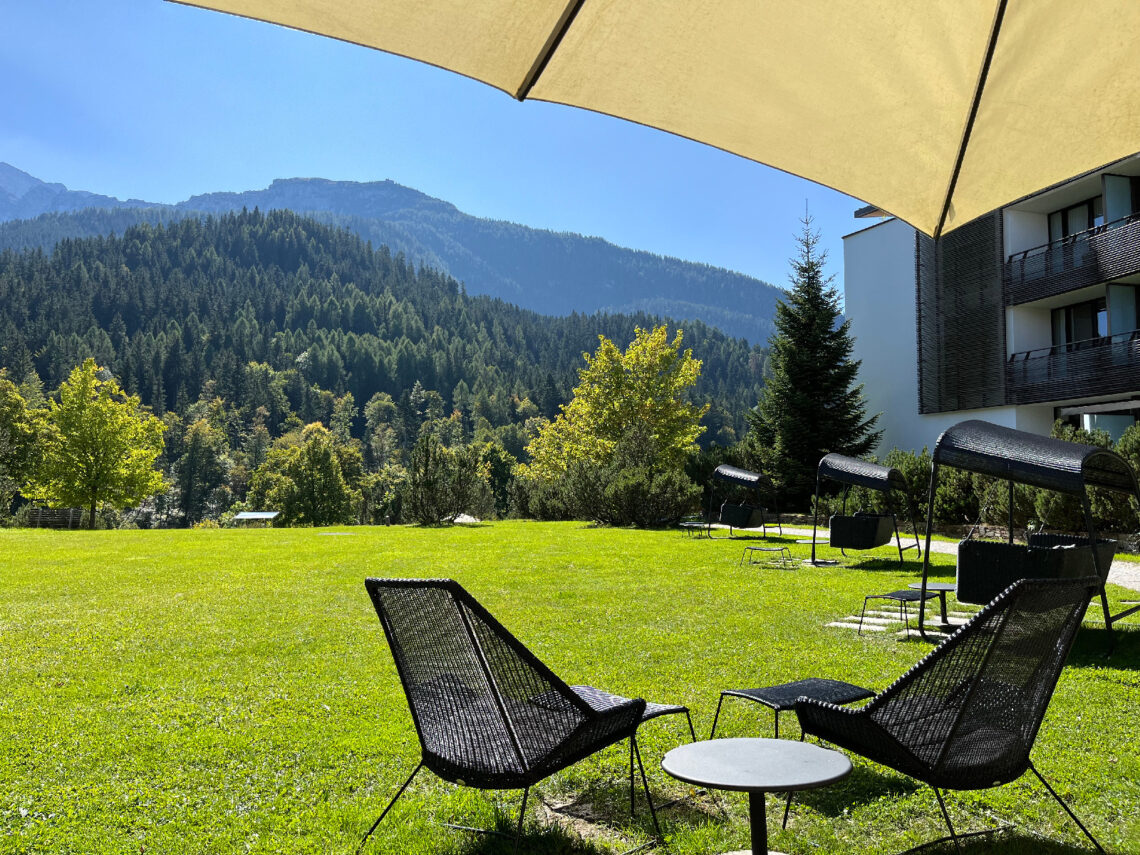 Kempinski Berchtesgaden Lobby Lounge Kaminbar Stuehle