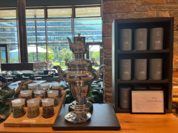 Kempinski Berchtesgaden Lobby Lounge Kaminbar Tee