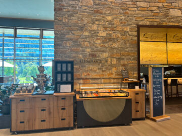 Kempinski Berchtesgaden Lobby Lounge Kaminbar Tee Kuchen