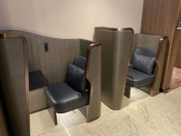 Singapore Airlines First Class Terminal 3 Arbeitstisch
