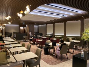 Singapore Airlines First Class Terminal 3 Blick In Die Lounge2