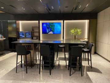 Singapore Airlines First Class Terminal 3 Hochtisch