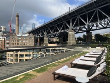 Park Hyatt Sydney Rooftop Pool Liegen 2