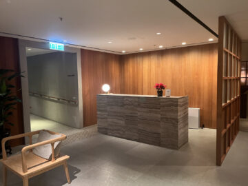 Cathay Pacific The Pier Business Class Lounge Hong Kong Duschen Eingangsbereich
