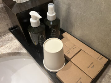 Cathay Pacific The Pier Business Class Lounge Hong Kong Duschkabine Amenities
