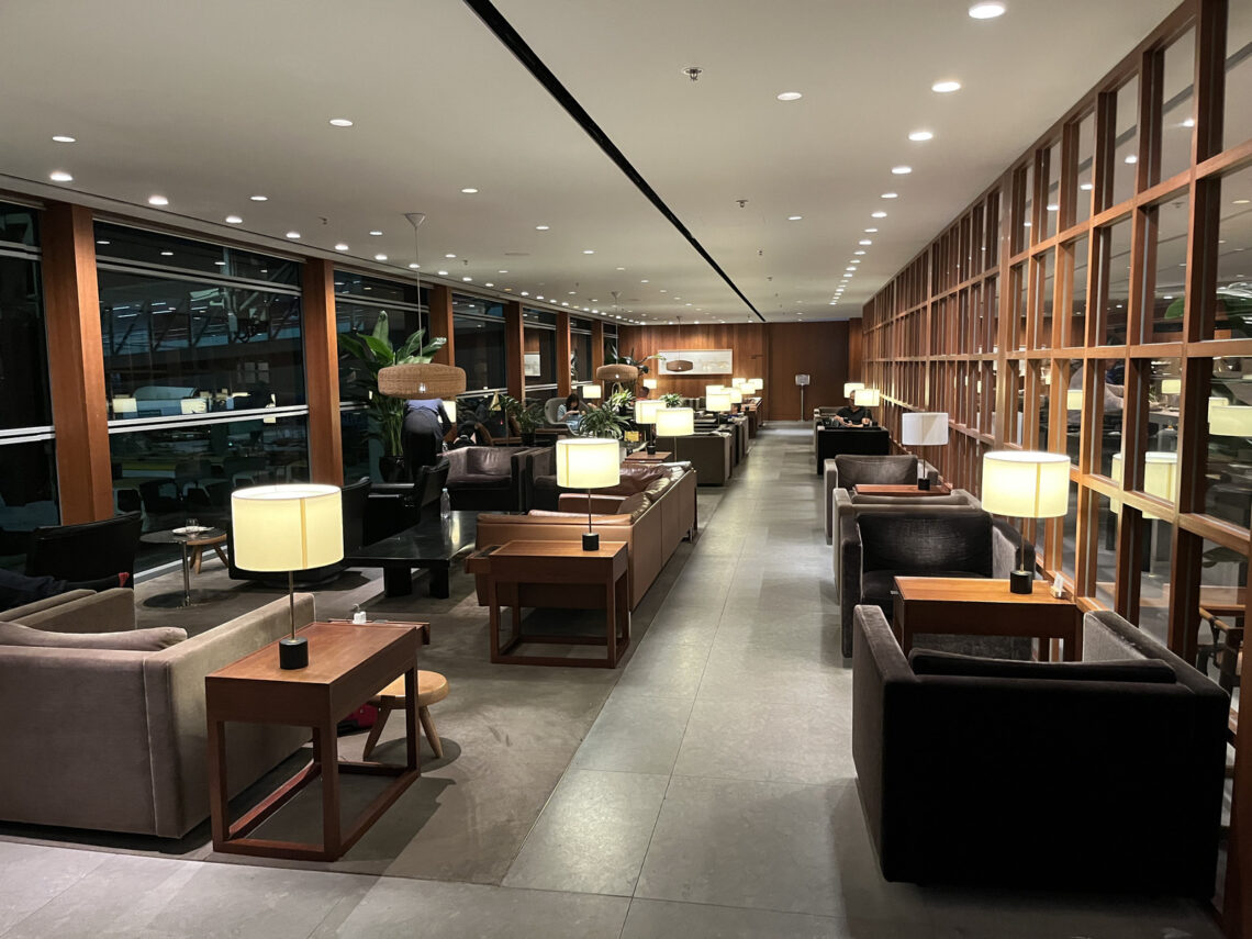 Cathay Pacific The Pier Business Class Lounge Hong Kong Sitzgelegenheiten 3