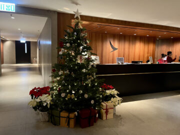 Cathay Pacific The Pier Business Class Lounge Hong Kong Weihnachtsbaum