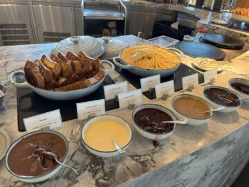 Crown Towers Hotel Sydney Fruehstueck Crepes
