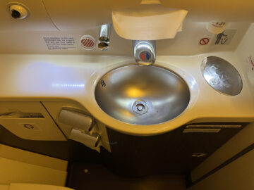 Fiji Airways Business Class Airbus A330 200 Wc 2