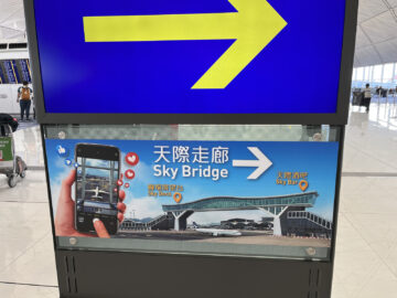 Hong Kong Airport Sky Bridge Hinweisschild