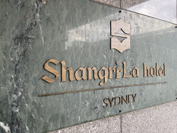 Shangri La Sydney Schild