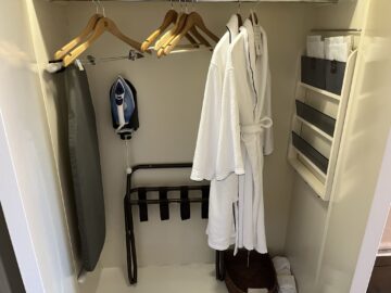 Shangri La Sydney Zimmer Schrank