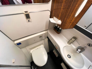 Cathay Pacific First Class Boeing 777 300er Kleines Bad 3