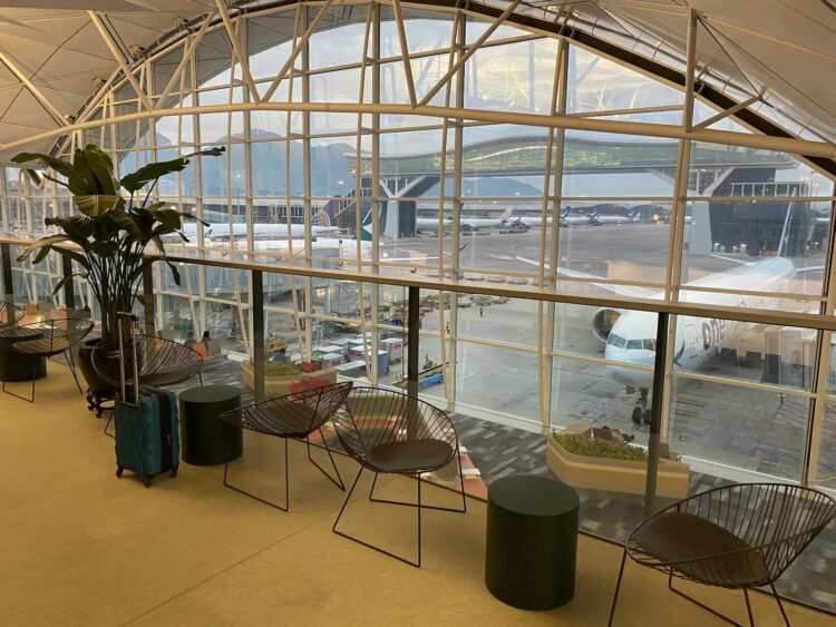 Cathay Pacific The Deck Business Class Lounge Hongkong Blick Auf Sky Bridge