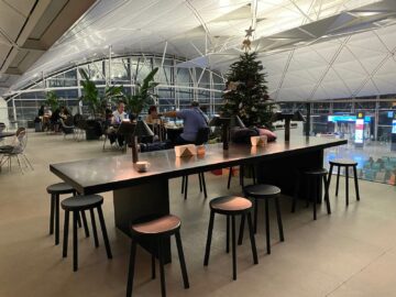 Cathay Pacific The Deck Business Class Lounge Hongkong Sitzmoeglichkeiten Terrasse