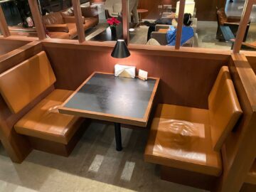 Cathay Pacific The Deck Business Class Lounge Hongkong Tisch Fuer Zwei