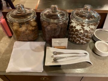 Cathay Pacific The Deck Business Class Lounge Hongkong Weihnachts Cookies