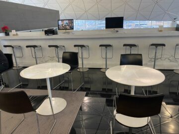 Cathay Pacific The Wing Business Class Lounge Hongkong Arbeitsbereich