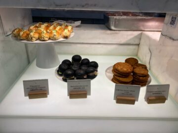 Cathay Pacific The Wing Business Class Lounge Hongkong Broetchen