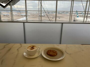 Cathay Pacific The Wing Business Class Lounge Hongkong Cappuccino