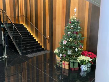 Cathay Pacific The Wing Business Class Lounge Hongkong Eingangsbereich