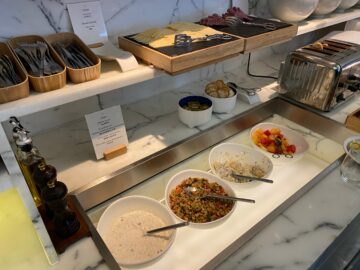 Cathay Pacific The Wing Business Class Lounge Hongkong Fruechte Muesli