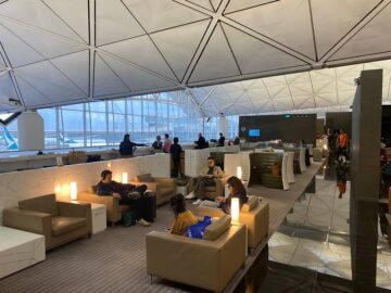 Cathay Pacific The Wing Business Class Lounge Hongkong Hauptbereich