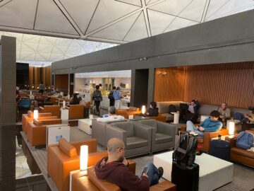 Cathay Pacific The Wing Business Class Lounge Hongkong Hauptbereich2