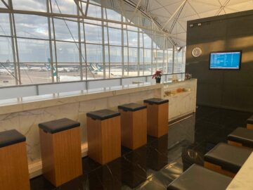 Cathay Pacific The Wing Business Class Lounge Hongkong Long Bar1
