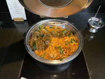 Cathay Pacific The Wing Business Class Lounge Hongkong Nudeln
