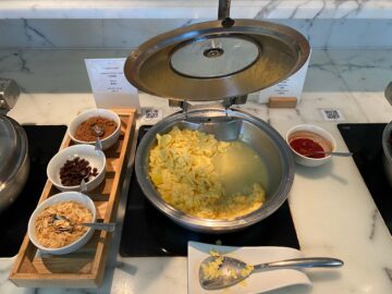 Cathay Pacific The Wing Business Class Lounge Hongkong Ruehrei