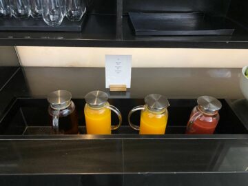Cathay Pacific The Wing Business Class Lounge Hongkong Saefte