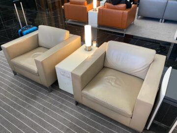 Cathay Pacific The Wing Business Class Lounge Hongkong Sessel