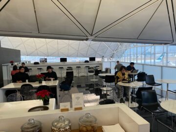 Cathay Pacific The Wing Business Class Lounge Hongkong Sitzbereich Coffee Loft