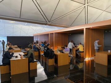 Cathay Pacific The Wing Business Class Lounge Hongkong Sitze Noodle Bar