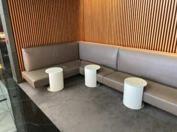 Cathay Pacific The Wing Business Class Lounge Hongkong Sitzkombi