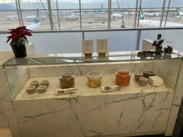 Cathay Pacific The Wing Business Class Lounge Hongkong Snacks