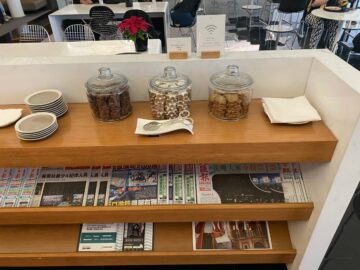 Cathay Pacific The Wing Business Class Lounge Hongkong Snacks Zeitschriften