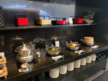 Cathay Pacific The Wing Business Class Lounge Hongkong Warme Speisen