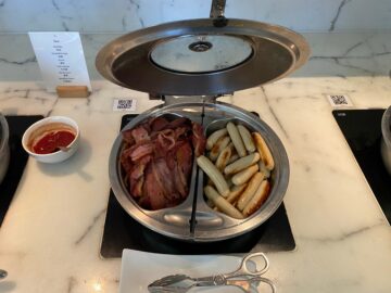 Cathay Pacific The Wing Business Class Lounge Hongkong Wuerstchen Speck