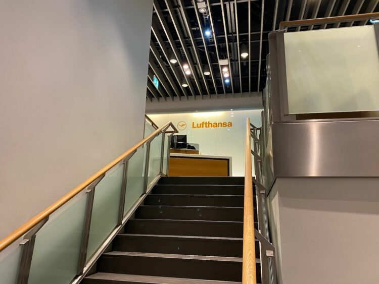 Lufthansa First Class Lounge A13 Frankfurt Treppe Nach Oben